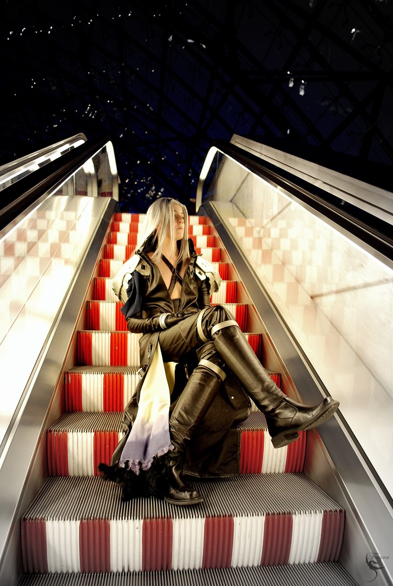 Illustration for article titled On Your Knees, I Want You To Beg for this Sephiroth Cosplay